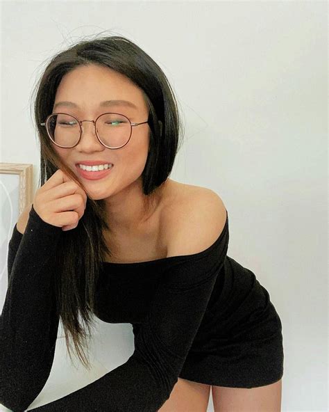 Sexy Shy Asian Hottie Beautiful Smile Scrolller