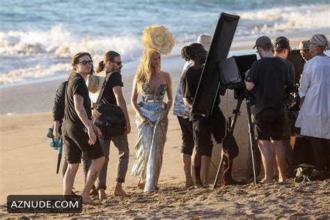 Heidi Klum Shows Off Her Butt And Cleavage While Filming
