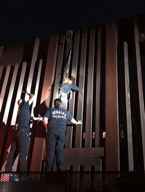 Polleros Dejan Colgada A Mujer En El Muro Fronterizo