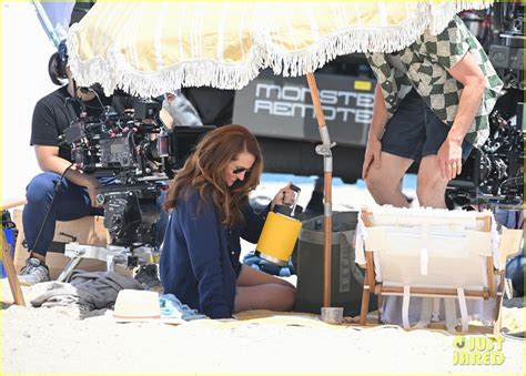 Julia Roberts Ethan Hawke Film New Netflix Thriller Leave The World Behind At The Beach
