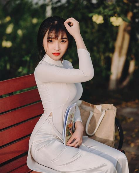 Nữ sinh Việt vừa tuổi nổi tiếng nhờ mặc áo dài trắng ôm sát tôn dáng
