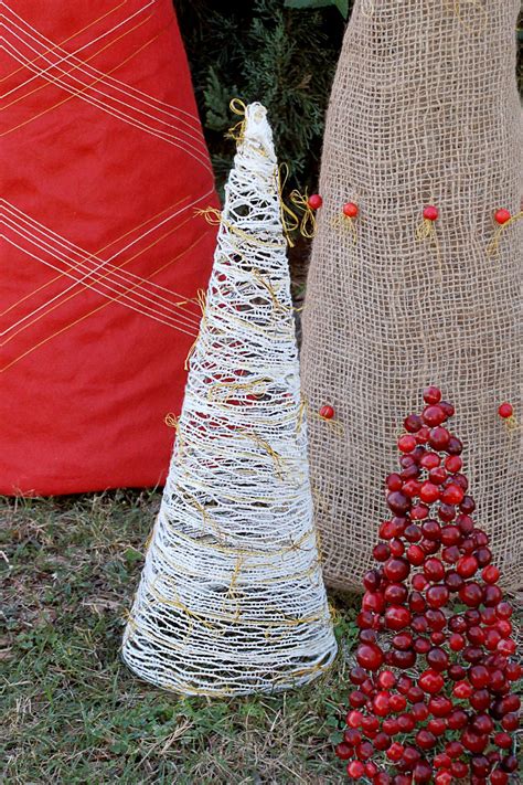 You know we are always looking for new ideas and cool things for our home. DIY Christmas Tree Yard Ornaments | HGTV