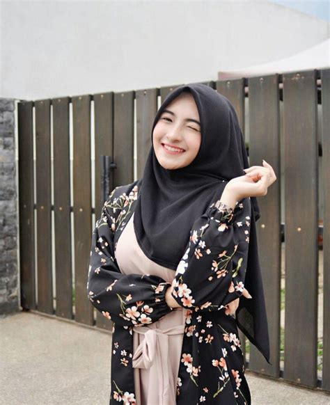 Pin Oleh Sandi Arif Di Hijab Fashion Di 2020 Gaya Hijab Wanita
