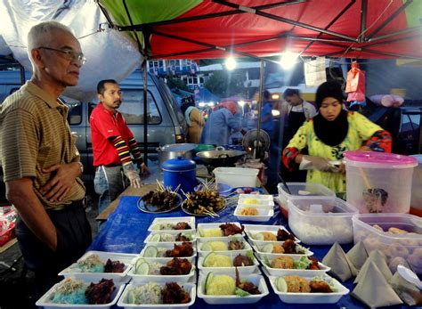 To the west, it shares part of its border with perak. Brinchang Night Market in Cameron Highlands, Malaysia ...
