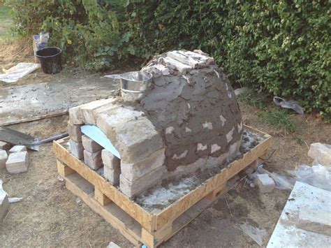 I've been trying to think of what i want to do with an unused bit of my garden and this. How To Make An Outdoor Pizza Oven | Your Projects@OBN