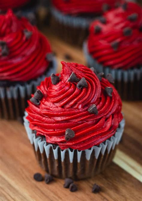 These ingredients result in a very tangy cake with a hint of chocolate. Chocolate Chip Red Velvet Buttercream - I Scream for ...