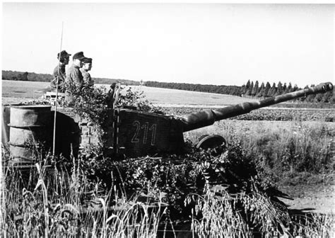 Камуфлированный немецкий тяжелый танк Тигр выдвигается к линии фронта