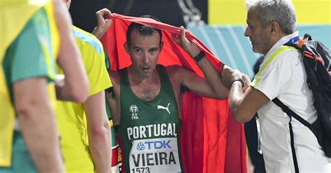 É o filho mais velho do pintor português joão rodrigues vieira e estudou na escola superior de belas artes de lisboa. João Vieira conquista prata nos 50 km marcha