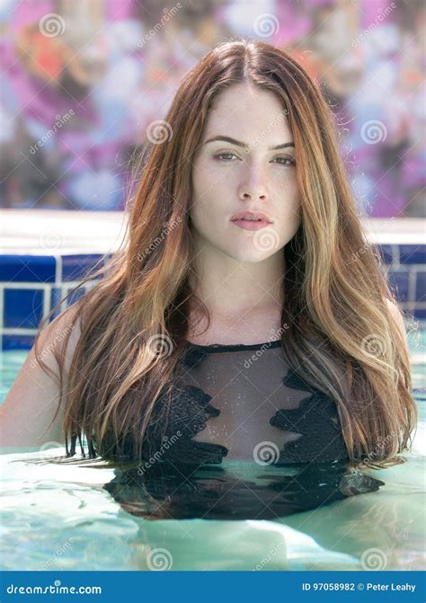 Eine Frau In Einem Schwarzen Einteiligen Badeanzug Stockfoto Bild Von Warm Frau 97058982