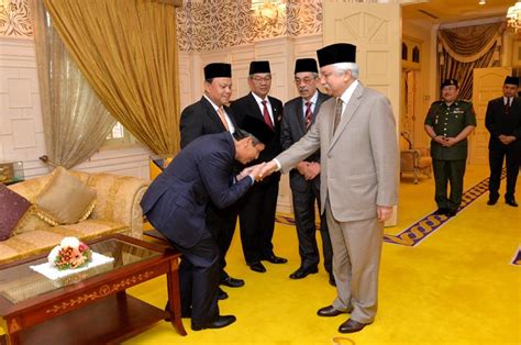 Kelab peminat ydpa sultan muhammad v ditubuhkan bagi menzahirkan rasa ydpa sultan muhammad v, semasa bertitah membaca teks ucapan pembukaan penggal kelima, majlis parlimen yang ketiga belas 2017, hari ini. MONARKI RAJA: MAJLIS MENGHADAP DYMM YANG DIPERTUAN BESAR ...