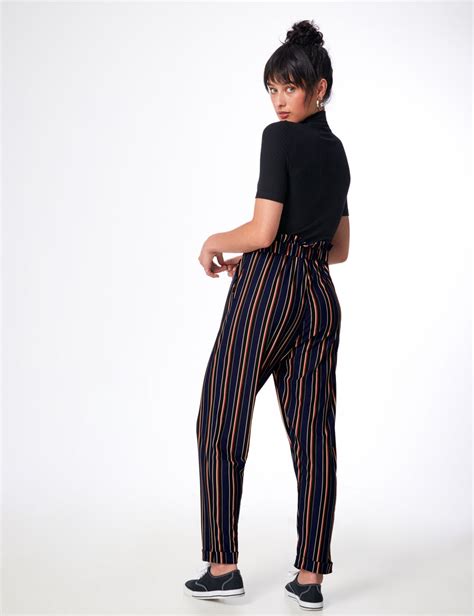 Adapté pour les 4 saisons. Pantalon fluide rayé noir, blanc, rouge et bleu marine ...