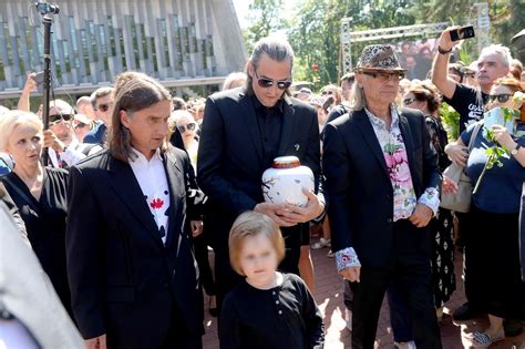 Marszałek sejmu ryszard terlecki w przeszłości był bliskim znajomym nieżyjącej już piosenkarki kory. W żałobie pomógł mu przyjaciel. Kim jest syn Kory?