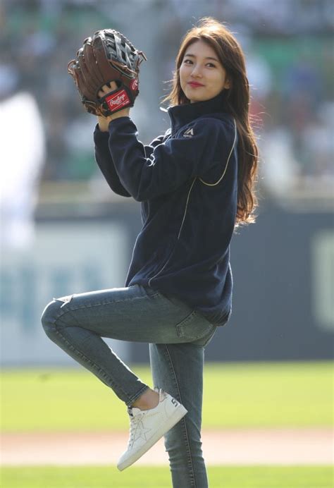 Video Suzy Throws First Pitch At Korean Series