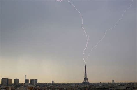 Paris Limpressionnante Photo De La Tour Eiffel Frappée Par La Foudre
