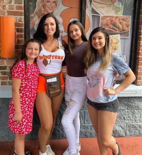 Mom Works At Hooters Scrolller
