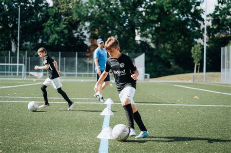 Gut gerüstet für Sommercamps Eintracht Frankfurt Fußballschule