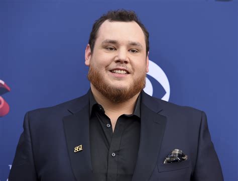 Country Singer Luke Combs Unassuming Appeal Makes Him A Hit Ap News