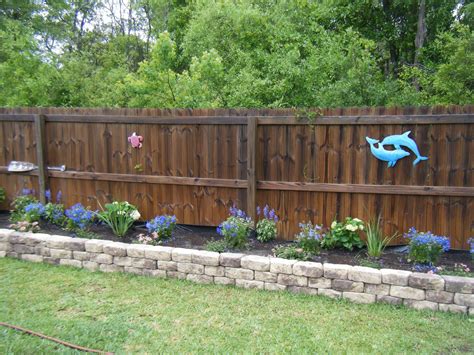 Backyard Garden Along Fence – Garden Design