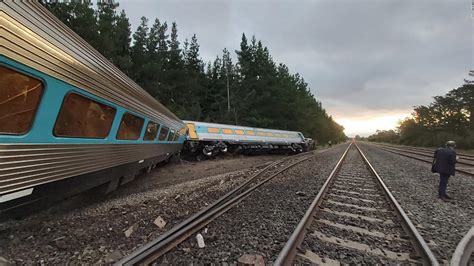 Melbourne Train Derailment Two Dead After Train Comes Off Tracks Cnn