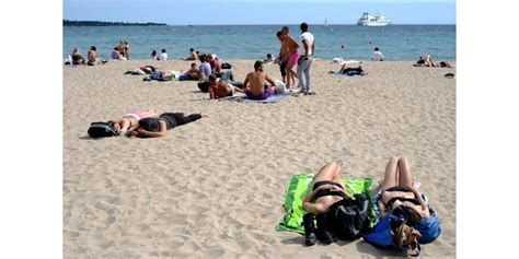 Societe Seins Nus à La Plage Qui Sont Les Plus Pudiques