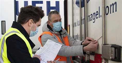 „sehen ihre nägel seltsam aus? Kuehne+Nagel finalises agreement with Moderna for Covid-19 ...