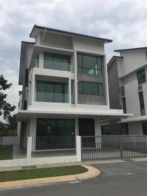 It is located about 30 kilometers northwest of kuala lumpur and 20 km nnw from shah alam , the state capital of selangor. 3 Storey Bungalow Taman Residensi Puncak Alam Jaya Bandar ...