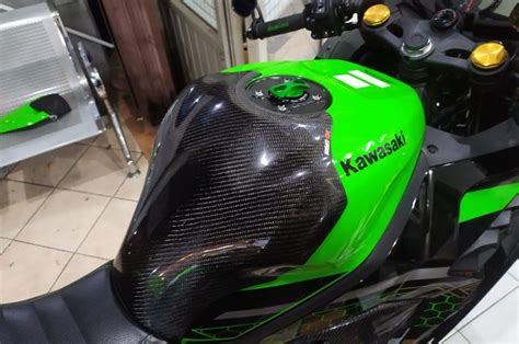 Video cewek cina diperk*sa oleh perampok. Pasang Half Tankpad Carbon Fiber di Kawasaki Ninja ZX-25R Bikin Tambah Sporty - GridOto.com