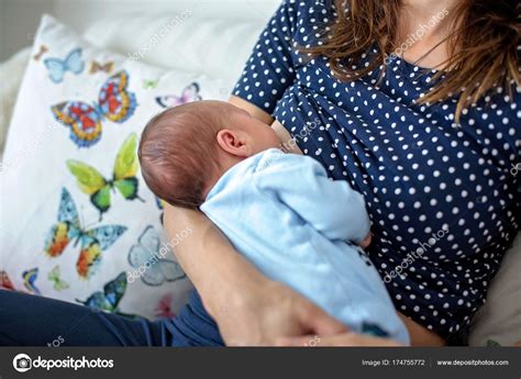 Madre Joven Amamantando A Su Bebé Recién Nacido Fotografía De Stock