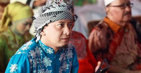 Suaranya kemudian terbata lalu terjatuh. Sambut Ramadan Ustadz Zacky Mirza Ziarah ke Makam Kian ...