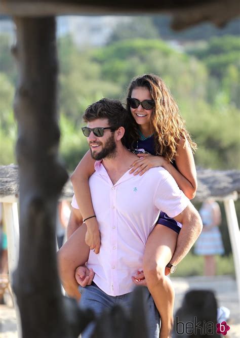 Nina Dobrev Pasea Con Su Novio Austin Stowell En Sus Vacaciones En Saint Tropez Foto En Bekia