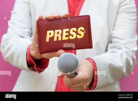 Female Reporter Hi Res Stock Photography And Images Alamy