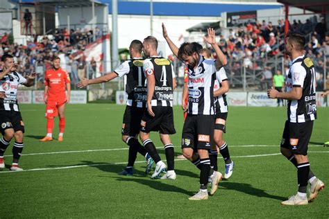 Sie können die liste der spieler im kader, im cheftrainer und in den kommenden spielen sehen. Stiri - Lecţia de fotbal. UTA Arad - "U" Cluj 0-4 - F.C ...