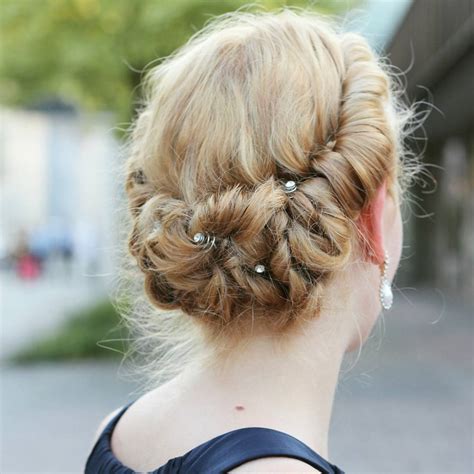 They look elegant and stylish and don't deflect attention away from your face. 28 Pretty Easy Prom Hairstyles for Short and Medium Length ...