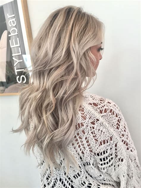 Stylebar Chattanooga Ice Blonde Bright Blonde Texture Foiled Hair