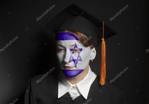 Retrato De Soltero Judío Con Bandera De Israel Pintada En Manto Negro Y