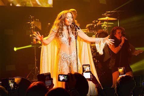 Video Casi Encueran A Thalía En Concierto De Miami