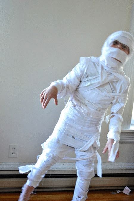 Diy Mummy Costume A Simple Tutorial From Nelliebellie Mummy