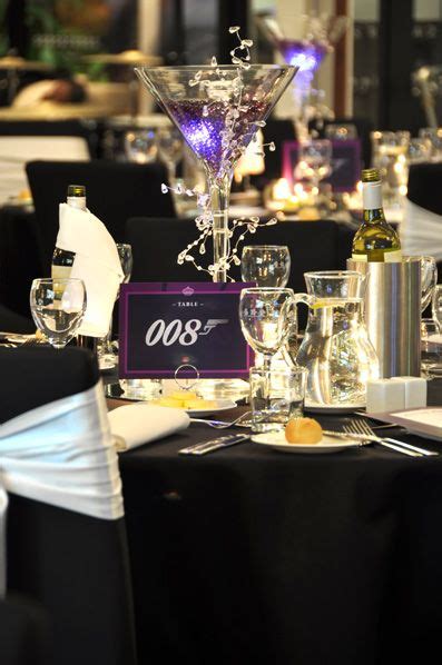 With that in mind, here's our guide to throwing the ultimate james bond party to celebrate! decoration de table james bond