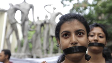 Una Adolescente India Es Violada Por El Hombre Al Que