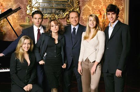 « dio, ho pregato perché tu eliminassi quel tipo truccato, pieno di lifting, dalla pelle di colore indefinito, a cui piacevano tanto le ragazzine. Das Hauen und Stechen unter Silvo Berlusconis Crash-Kids ...
