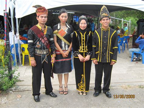 Perhiasan dan sulaman pada pakaian tradisi kadazan adalah sederhana berbeza dengan etnik lain. pamaalanridge.blogspot.com: PAKAIAN TRADISI