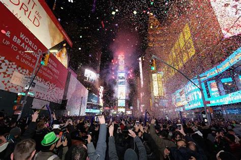 Watch The Ball Drop In Times Square Live On New Years Eve