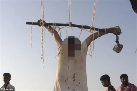 Warning Graphic Supposed Us Spy Is Crucified In Yemen Middle East