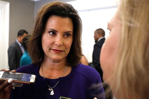 Mich Gov Gretchen Whitmer Apologizes For Dinner Photo With Others