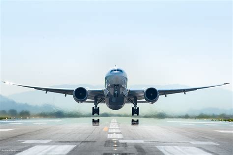 Cabin crew prepare for landing. atterraggio