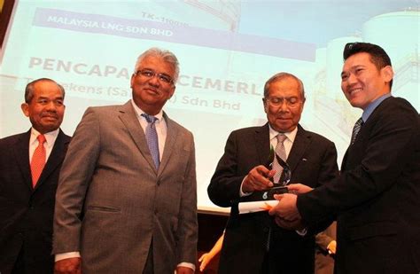 Petroliam nasional berhad (national petroleum limited), commonly known as petronas, is a malaysian oil and gas company. Trienekens Bags Two PETRONAS Outstanding Vendor Award 2015 ...
