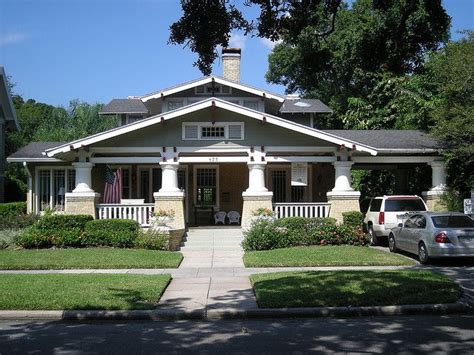 Craftsman in Florida. Another house with a porte cochiere ... It features 4 bedrooms, 2 bathrooms, a mother.