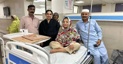 اداکارہ میرا کی والدہ شفقت زاہرہ علالت کے باعث جنرل ہسپتال زیرعلاج