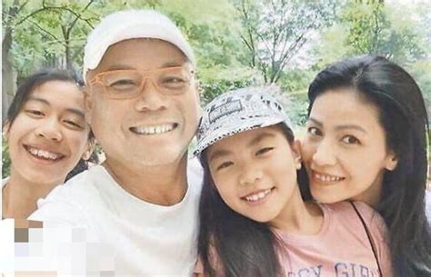 我的生日六月十八号 3.你家有几口人？ nǐ jiā yǒu jǐ kǒu rén? 巫启贤全家福曝光，两女儿颜值惊人，大女儿极具音乐天赋 ＊ 阿波罗新闻网