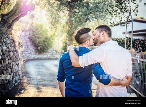 Hombres homosexuales besándose fotografías e imágenes de alta resolución Alamy